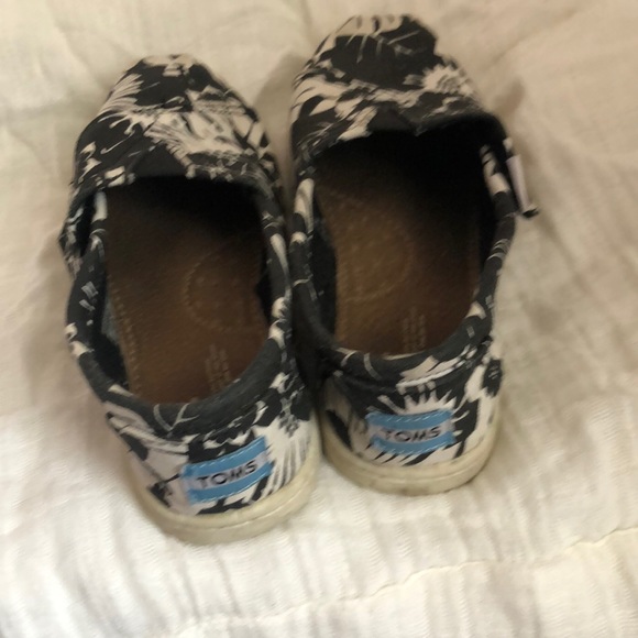 TOMS - Picture 2 of 3